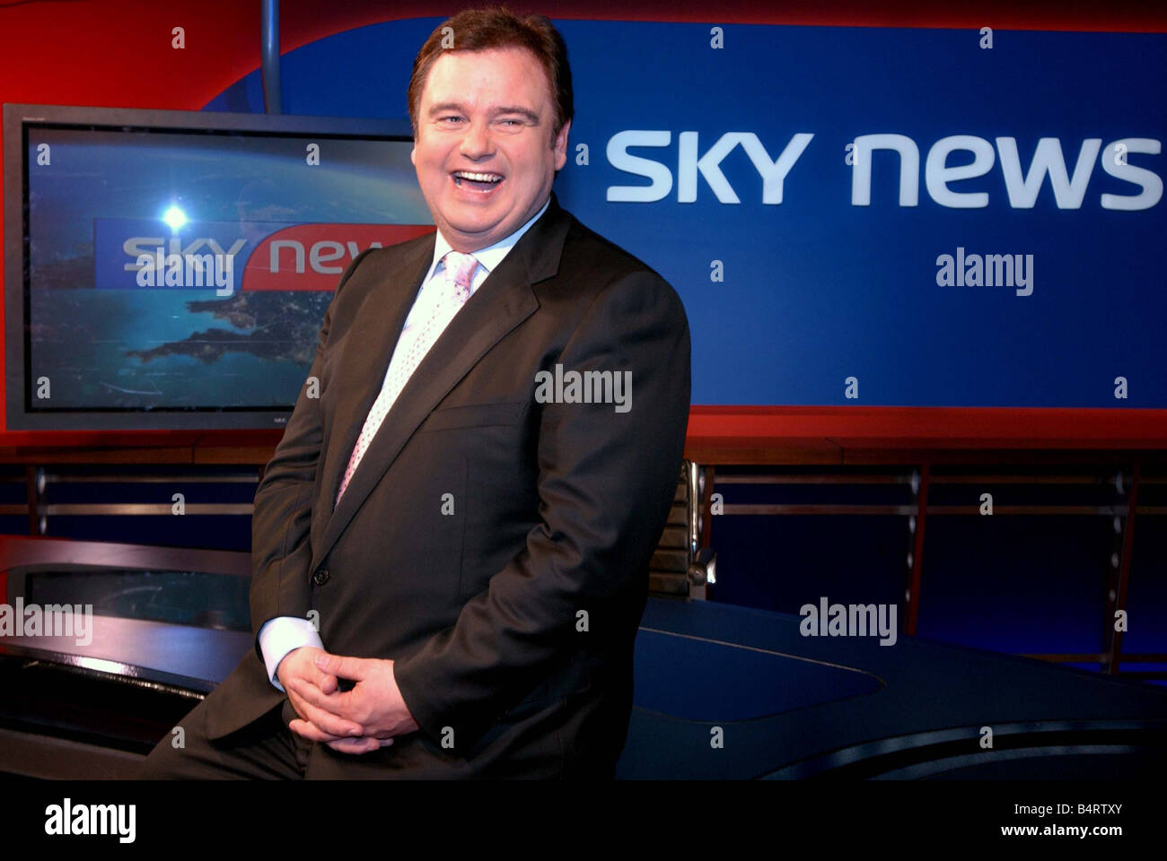 Ehemalige GMTV Moderator Eamonn Holmes schließt sich Sky News als der Gastgeber seine Morgen Sonnenaufgang abgebildet auf den Sky Newsroom in Central London Millbank Mai 2005 show. Stockfoto