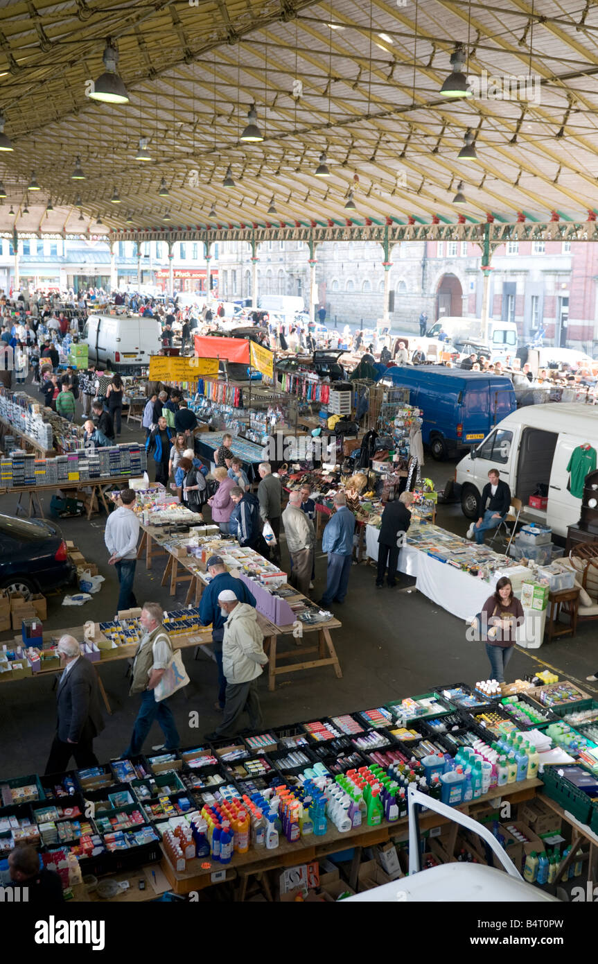 Marktfahrer und Schnäppchenjäger Einkaufen in Prestons alte Markthalle Lancashire, nördlichen England UK Stockfoto