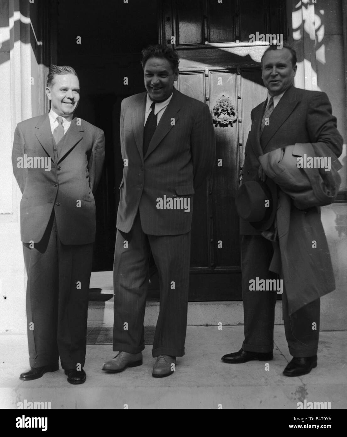 Suez Krise 1956 L R Herr Malik Dimitri Shepilov und Herr Rocshin auf den Stufen der russischen Botschaft sind die Männer in London an der Suez-Konferenz teilzunehmen Stockfoto