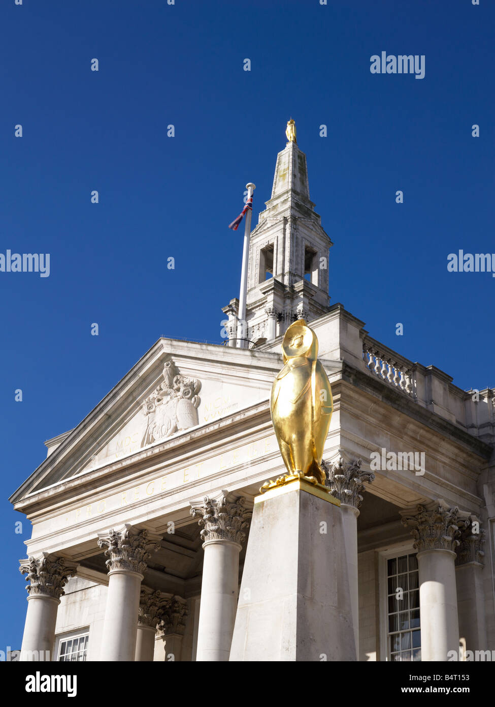 Das Symbol der weisen Eule vor der Stadthalle von Leeds, in der sich das Stadthaus von Leeds befindet. Millennium Square, Leeds, Yorkshire, Großbritannien Stockfoto