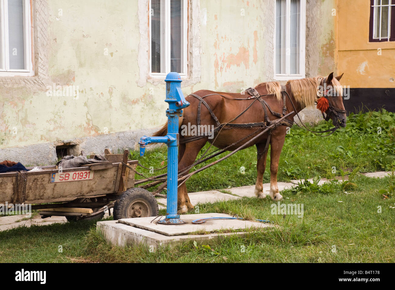 Birthälm Siebenbürgen Rumänien Europa traditionelle Pferd und Wagen durch Dorf Pumpe Stockfoto