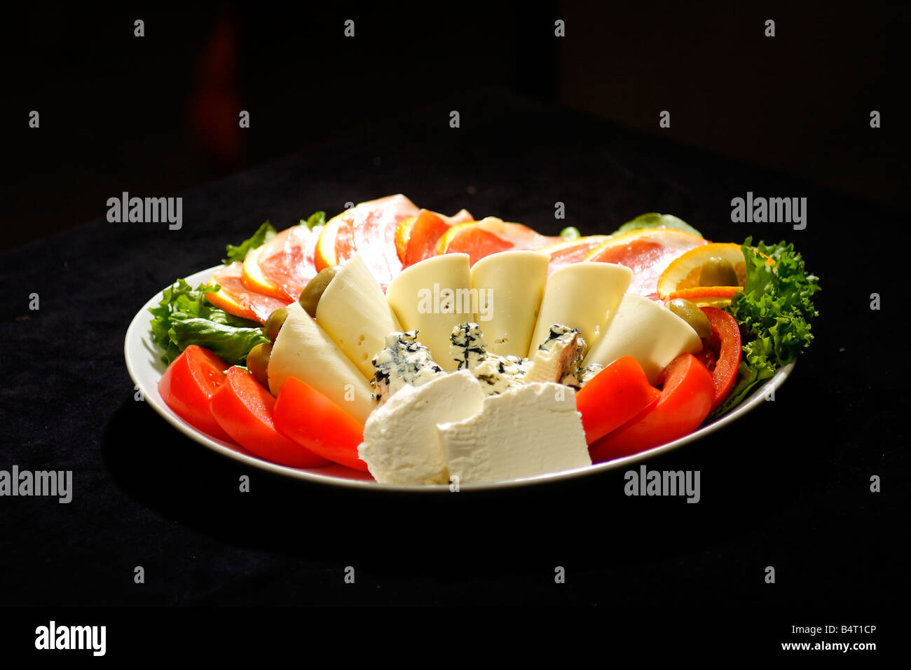 Schinken mit Käse und Oliven Salat Stockfoto
