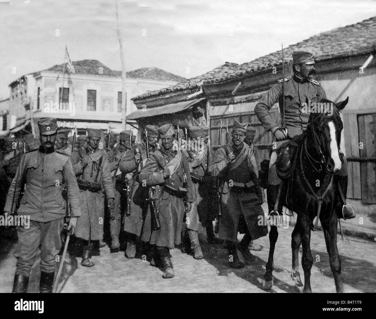 Balkan-Krieg November 1912 serbische Truppen zu Fuß durch Uskub Stockfoto