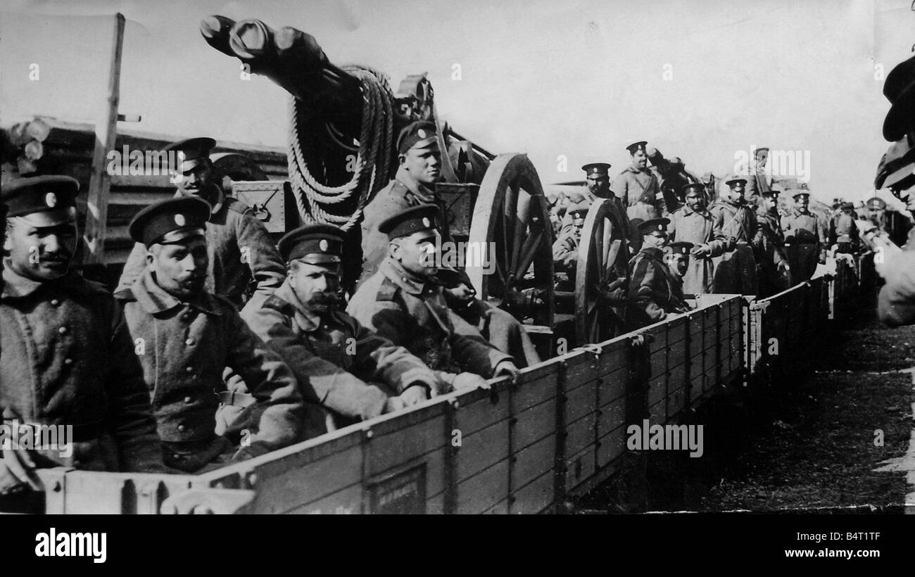 Balkan-Krieg November 1912 Soldaten sitzen in einem Wagen mit großen Kanonen und Artillerie auf dem Weg nach Adrianopel Türkei Stockfoto