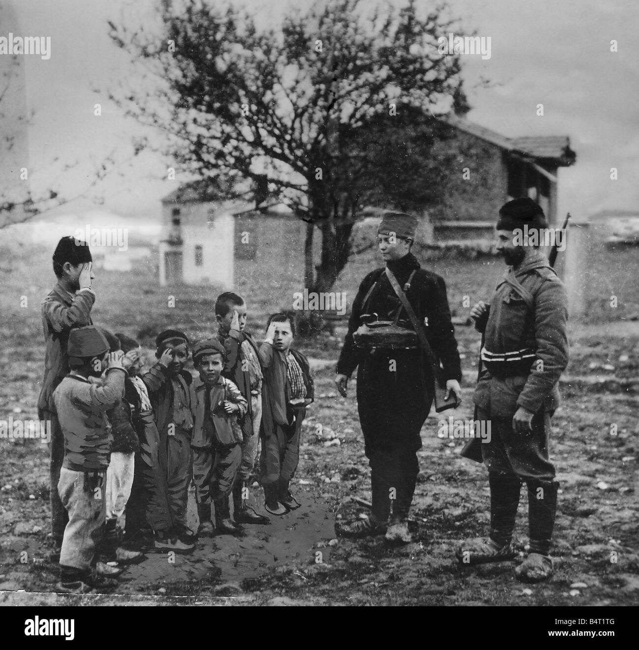 Balkan-Krieg November 1912 türkische Kinder begrüssen serbische Soldaten Stockfoto