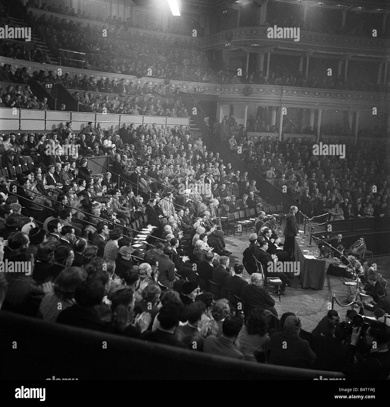 Suez Protest treffen im Albert Hall London 1956 Protest im Oktober 1956 Ägypten s Präsident Nasser verstaatlicht den Suezkanal israelischen sofort angegriffen, gefolgt von der Landung der britischen und französischen Truppen, die innenpolitische Opposition von einem sowjetischen Protest und nicht Unterstützung aus den USA überholt zu den Rückzug der Truppen und dem Rücktritt von Premierminister Anthony Eden Stockfoto