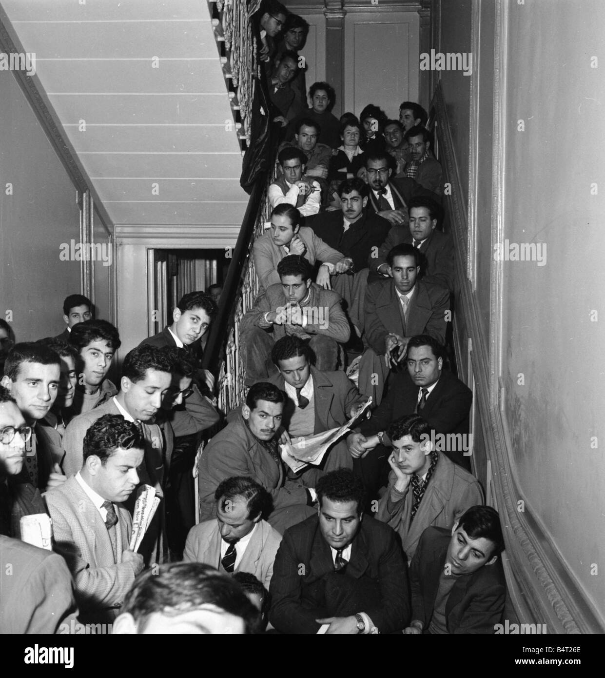 Suez Krise 1956 arabischen Studenten Bühne sitzen Protest gegen den Irak Botschaft am Queens Gate in London sie sind wütend auf Irak s Ausfall, Öl-Versorgungsmaterialien nach Großbritannien und ihre Verweigerung der Militärhilfe nach Ägypten zu stoppen Stockfoto