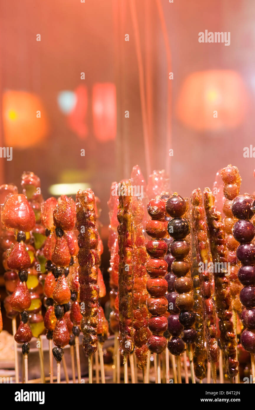 China, Heilongjiang, Harbin, Haw gefrorene Beeren am Stiel - beliebte chinesische Winter snack Stockfoto