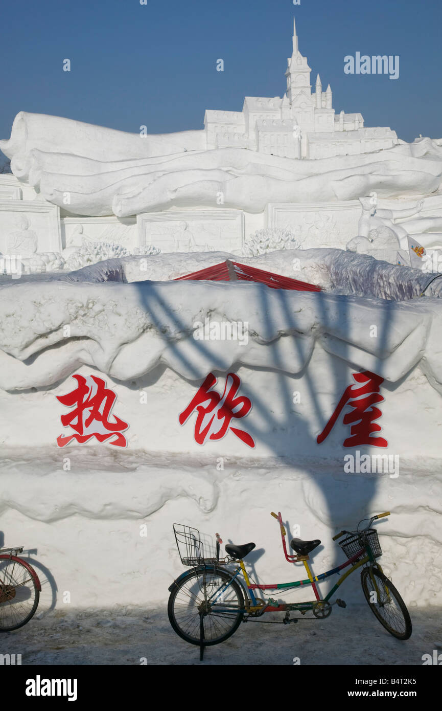 China, Heilongjiang, Harbin, Eis und Schneefestival, Französisch Themed Schneeskulpturen von gefrorenen Sun Island Lakefrozen Stockfoto