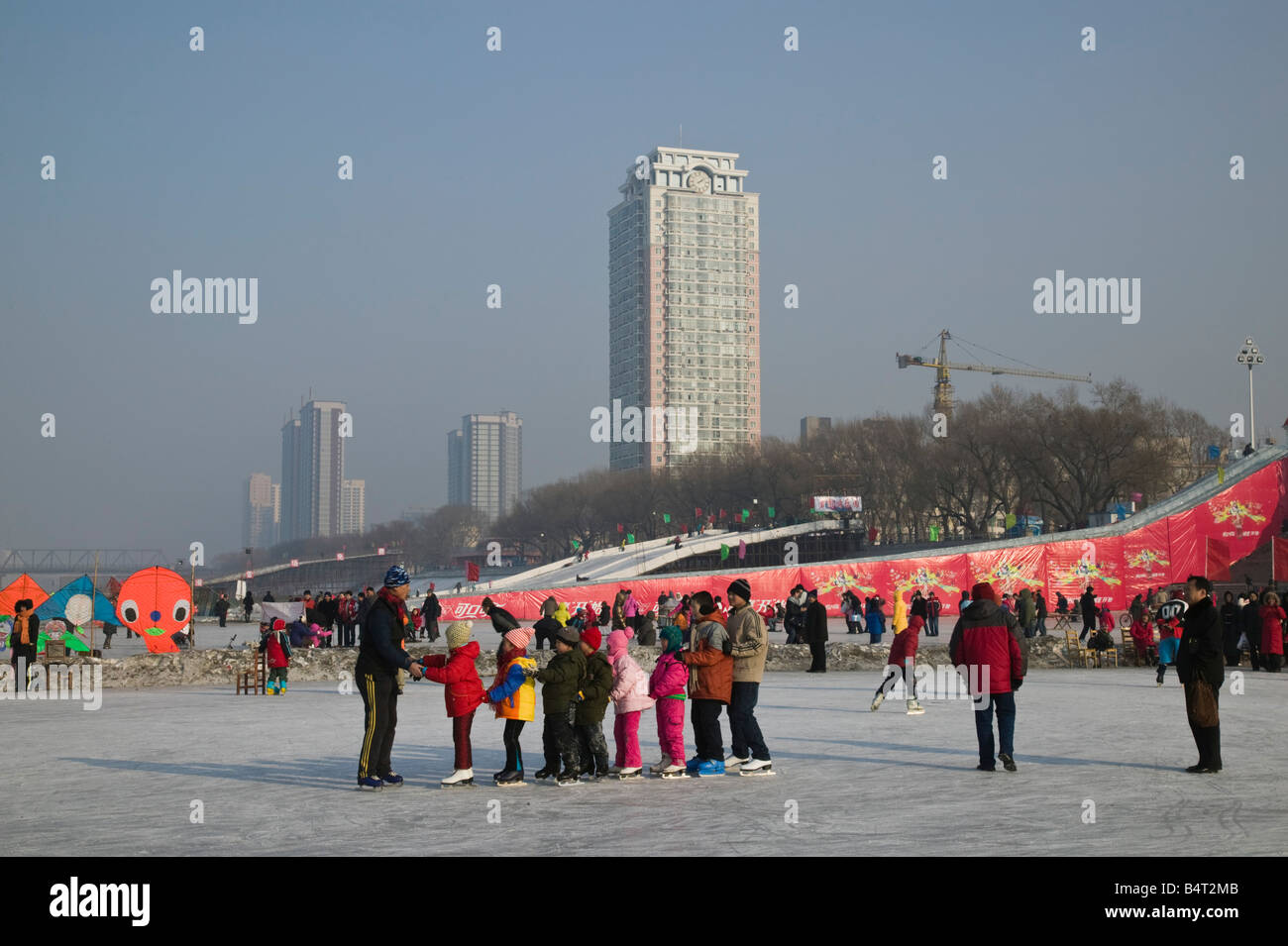 China, Heilongjiang, Harbin, entlang der gefrorene Fluss Songhua Fluß im Winter, Bewohner genießen Wintersport Stockfoto