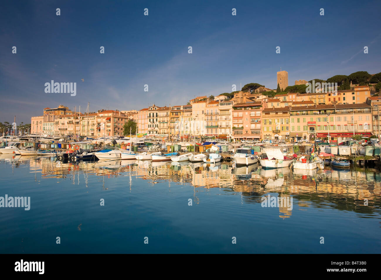 Vieux Port (Alter Hafen) und Altstadt Le Suquet, Cannes, Côte d ' Azur, Frankreich Stockfoto