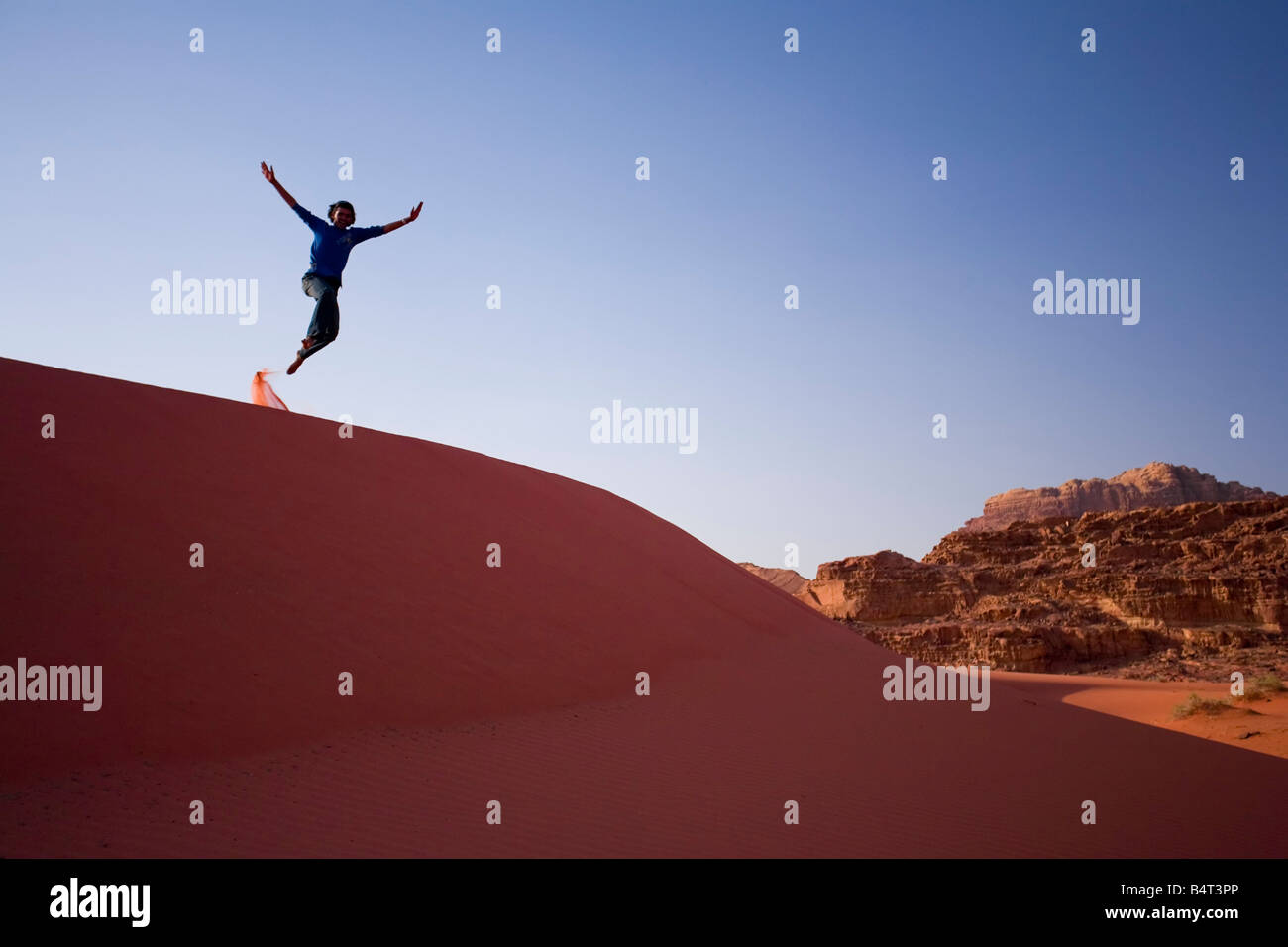 Person abspringen Sanddüne, Wüste Wadi Rum, Jordanien Stockfoto