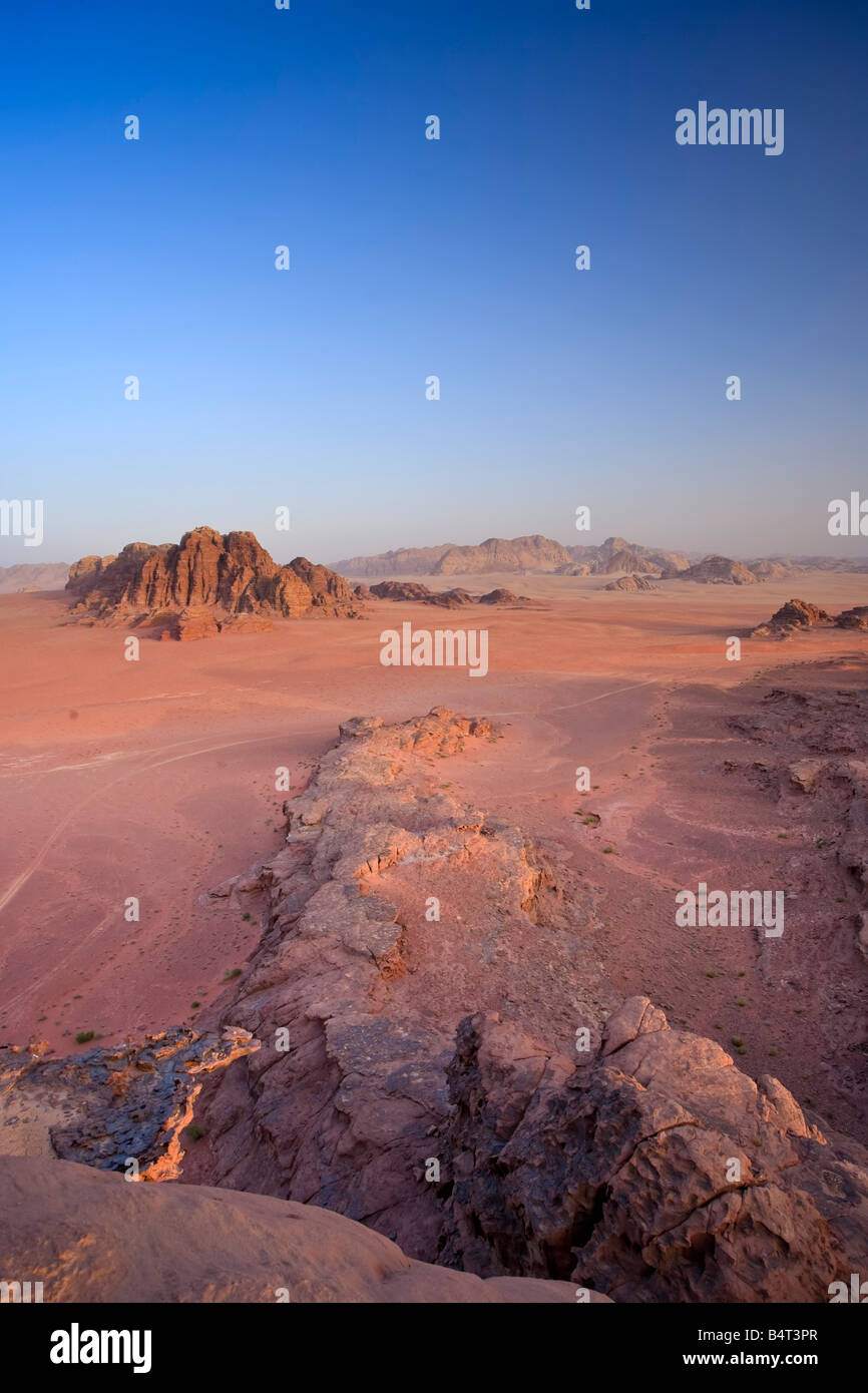 Wüste Wadi Rum und Jebel Qattar Berg, Jordanien Stockfoto