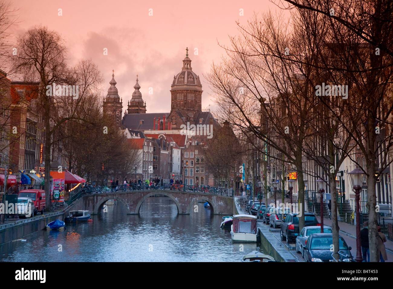 Oudezijds Achterburgwal Kanal und Sankt Nikolaus (St. Nicolaas Kerk), Amsterdam, Holland Stockfoto