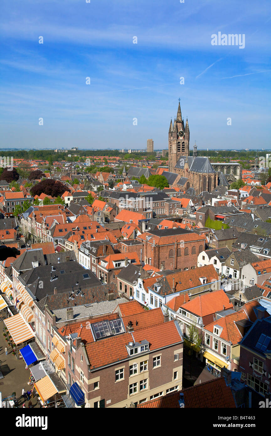 Blick vom Nieuwe Kerk (neue Kirche) der Oude Kerk (alte Kirche), Delft, Holland Stockfoto