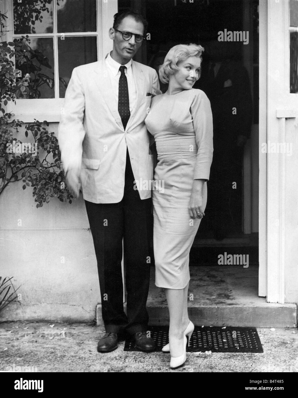 Schauspielerin Marilyn Monroe abgebildet mit Ehemann Dramatiker Arthur Miller am Parkside Haus Englefield Green Surrey 14 07 56 Stockfoto