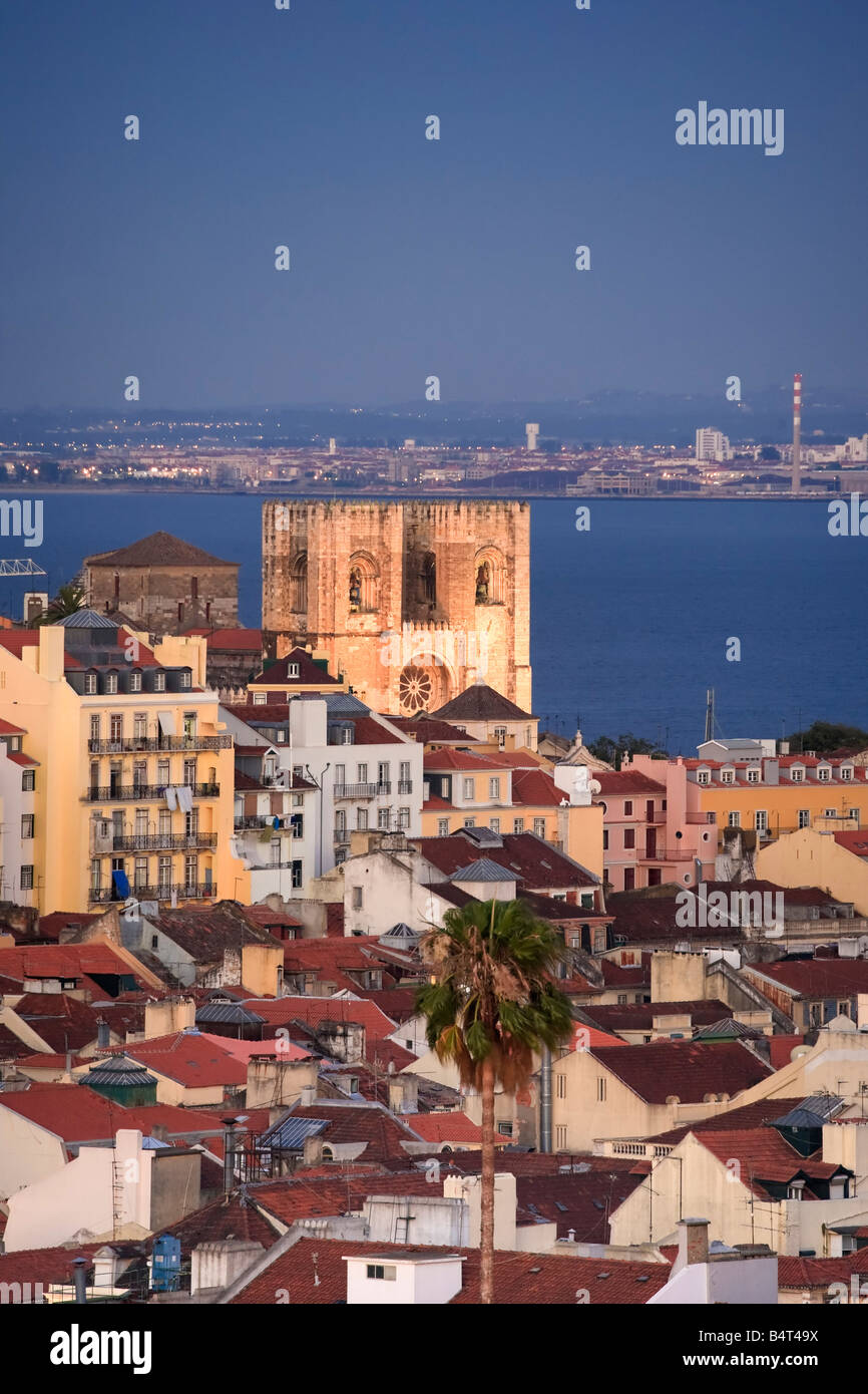 Baixa farbigsten und Sé (Kathedrale), Lissabon, Portugal Stockfoto