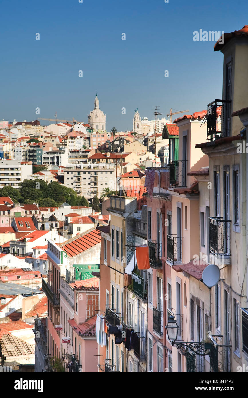 Schmale Straße, Viertel Bairro Alto, Lissabon, Portugal Stockfoto