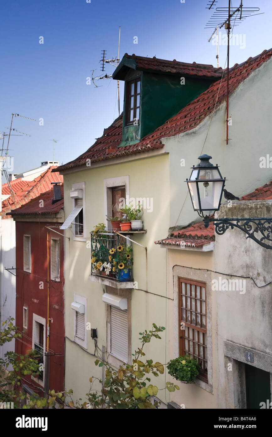 Schmale Straße, Viertel Bairro Alto, Lissabon, Portugal Stockfoto