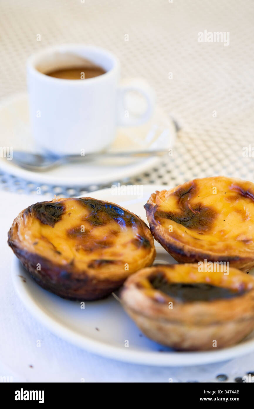 Pasteis de Belem (Pudding Kuchen) und Kaffee, Lissabon, Portugal Stockfoto