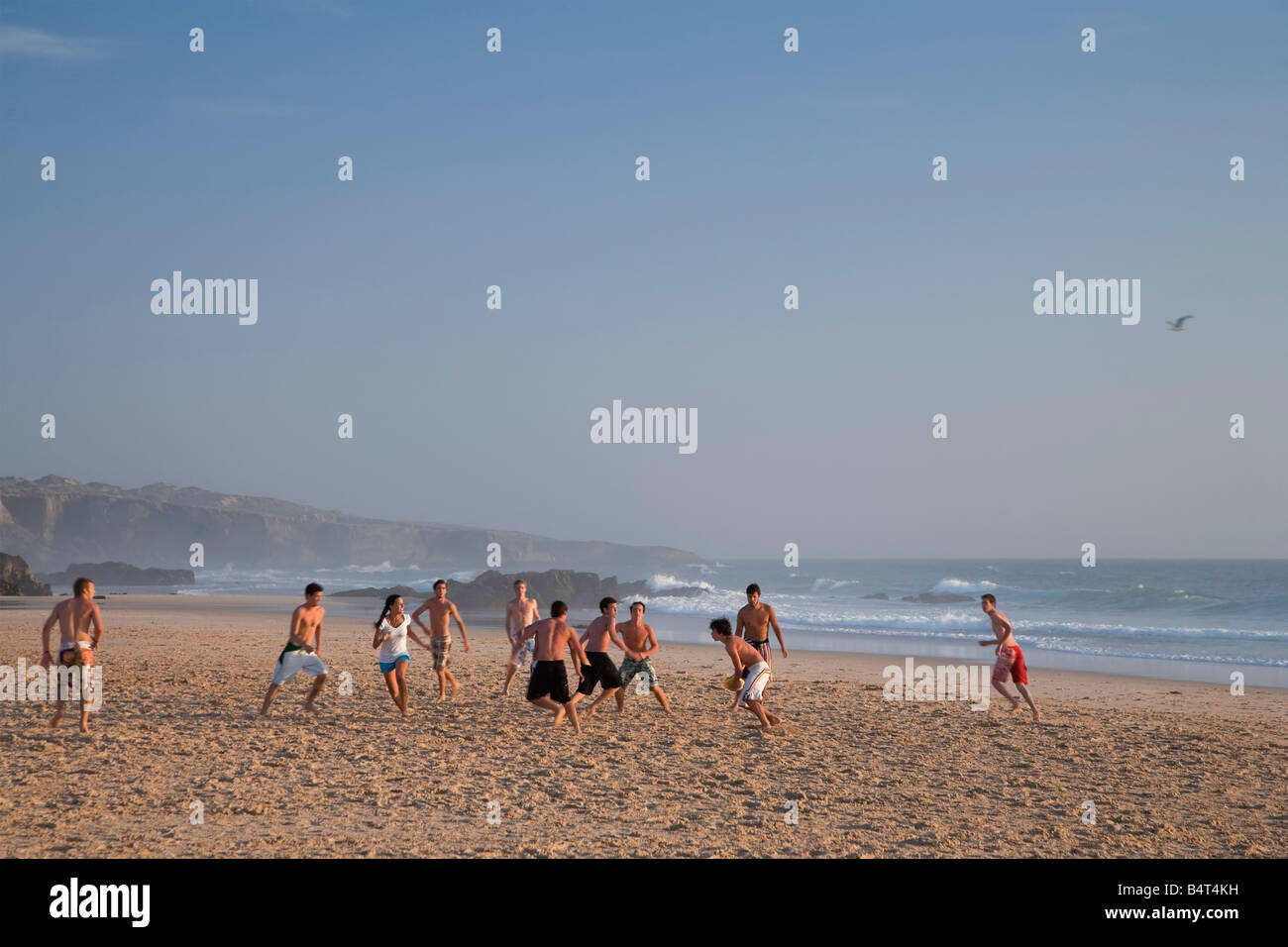 Einheimischen Fußball spielen, Praia do Malhao, Vila Nova de Milfontes, Alentejo, Portugal Stockfoto