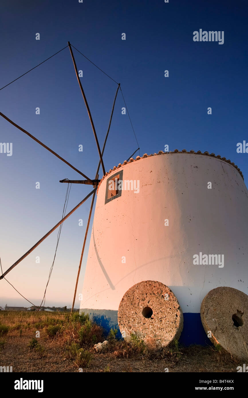 Alte Windmühle, Aljezur, Parque Natural SW Alentejano e Costa Vicentina, Algarve, Portugal Stockfoto