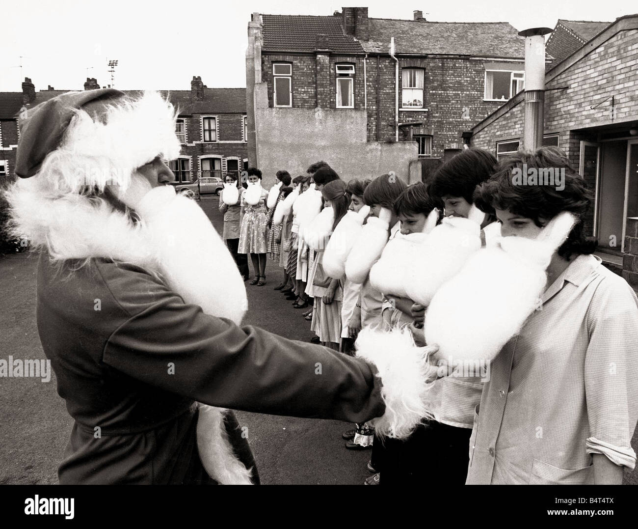 Vater Weihnachten Juni 1980 Firma in Gainsborough Lancanshire macht Weihnachtsmann Bart hielten ein Toor Inspektion zu überprüfen, auf die Qualität der diesjährigen s Batch unwahrscheinlich Bärte auf der Parade waren die Mädchen arbeitet in der Fabrik Weihnachten Xmas 1980er Jahre lokale Beschriftung christmasgreetings Stockfoto