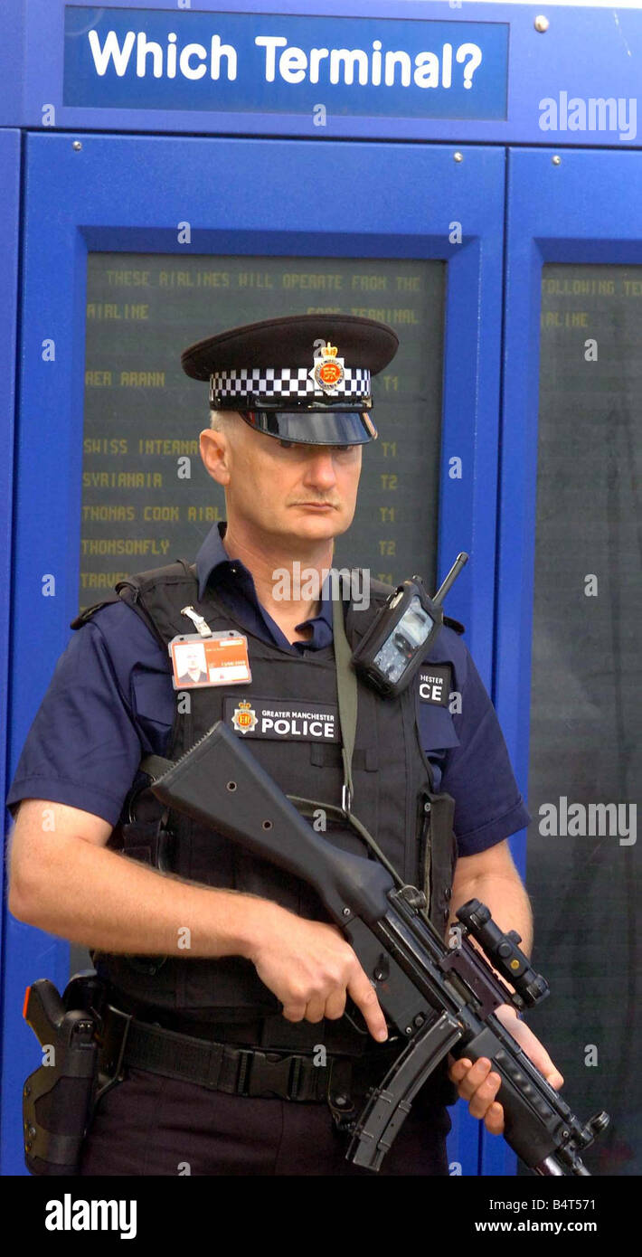 Ein bewaffneter Polizist patrouilliert Manchester Airport nach anti-Terror-Einheiten der Metropolitian Polizei und MI5 vereitelt ein Terroranschlags auf mehrere Flugzeuge im Flug zwischen den Vereinigten Staaten und das Vereinigte Königreich mit Sprengstoff in die Luft sprengen in der hand Gepäck August 2006 geschmuggelt Stockfoto