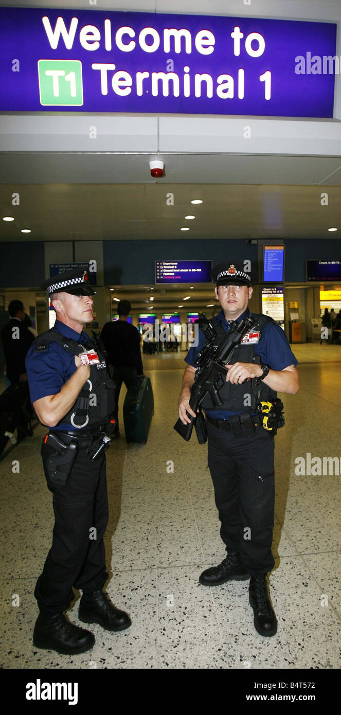 Bewaffnete Polizisten patrouillieren Manchester Airport nach anti-Terror-Einheiten der Metropolitian Polizei und MI5 vereitelt ein Terroranschlags auf mehrere Flugzeuge im Flug zwischen den Vereinigten Staaten und das Vereinigte Königreich mit Sprengstoff in die Luft sprengen in der hand Gepäck August 2006 geschmuggelt Stockfoto