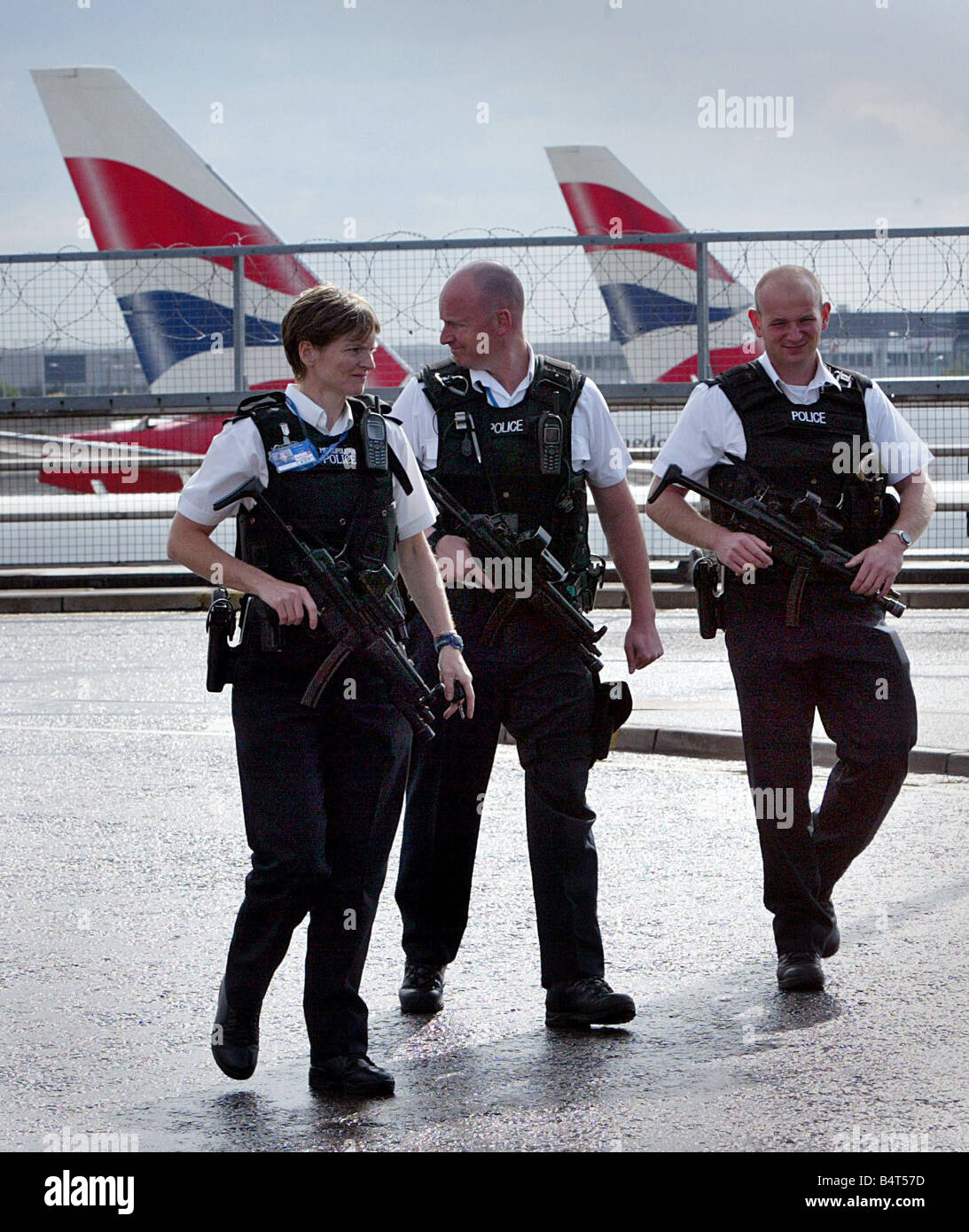 Bewaffnete Polizisten kommt am Terminal 4 am Flughafen London Heathrow nach anti-Terror-Einheiten der Metropolitian Polizei und MI5 vereitelt ein Terroranschlags auf mehrere Flugzeuge im Flug zwischen den Vereinigten Staaten und das Vereinigte Königreich mit Sprengstoff in die Luft sprengen in der hand Gepäck August 2006 geschmuggelt Stockfoto