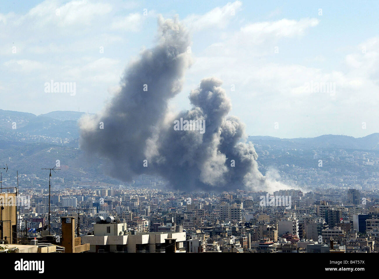 Beirut der Konflikt zwischen Israel und der Hisbollah Kräfte zeigt keine Anzeichen wie Rauch steigt über die Skyline von Beirut nach einem anderen Angriff durch die israelischen Streitkräfte, die Baroness Emma Nicholson im südlichen Beirut kurz vor dem Angriff August 2006 gewesen zu stoppen Stockfoto