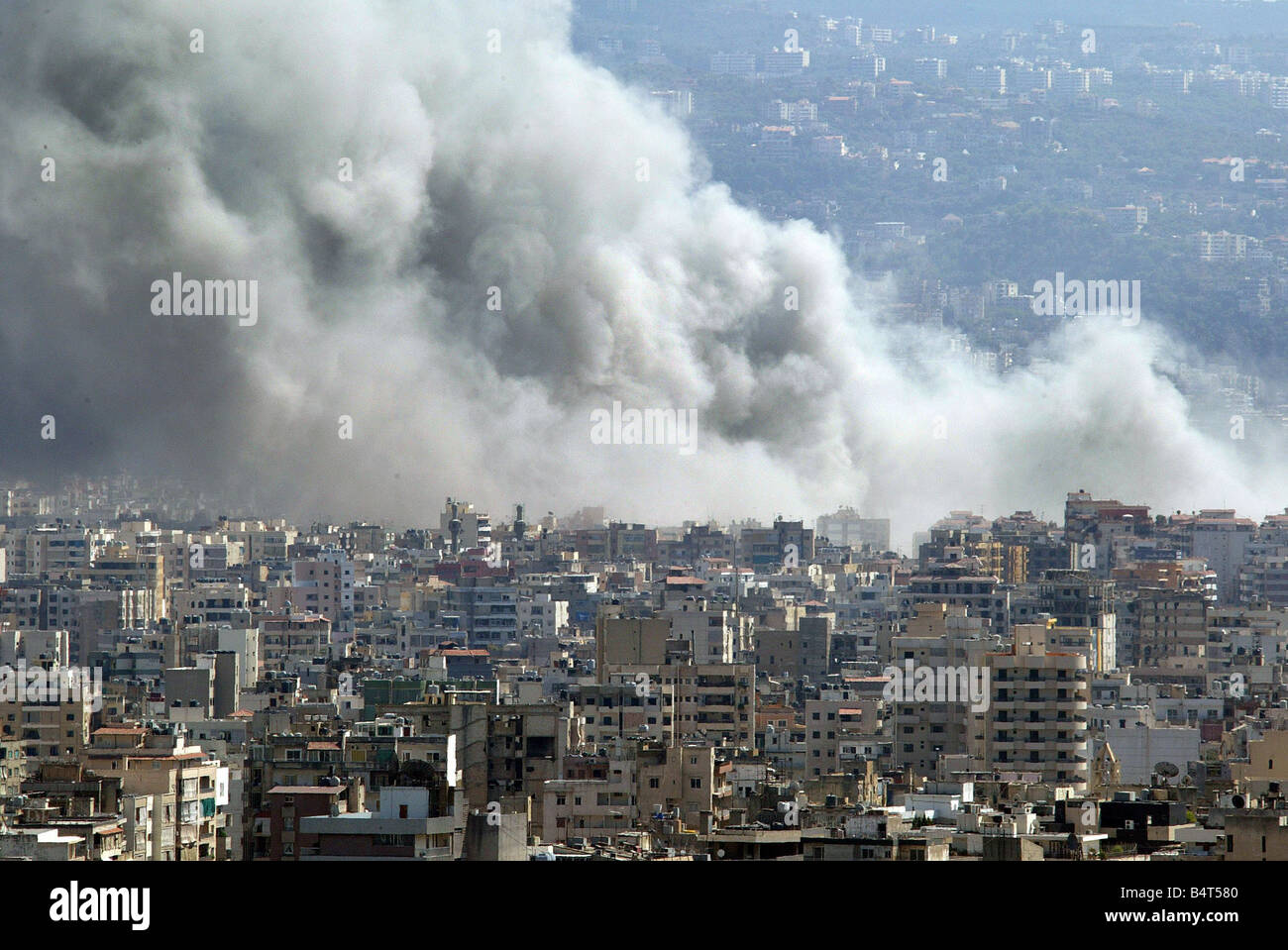 Beirut der Konflikt zwischen Israel und der Hisbollah Kräfte zeigt keine Anzeichen wie Rauch steigt über die Skyline von Beirut nach einem anderen Angriff durch die israelischen Streitkräfte, die Baroness Emma Nicholson im südlichen Beirut kurz vor dem Angriff August 2006 gewesen zu stoppen Stockfoto