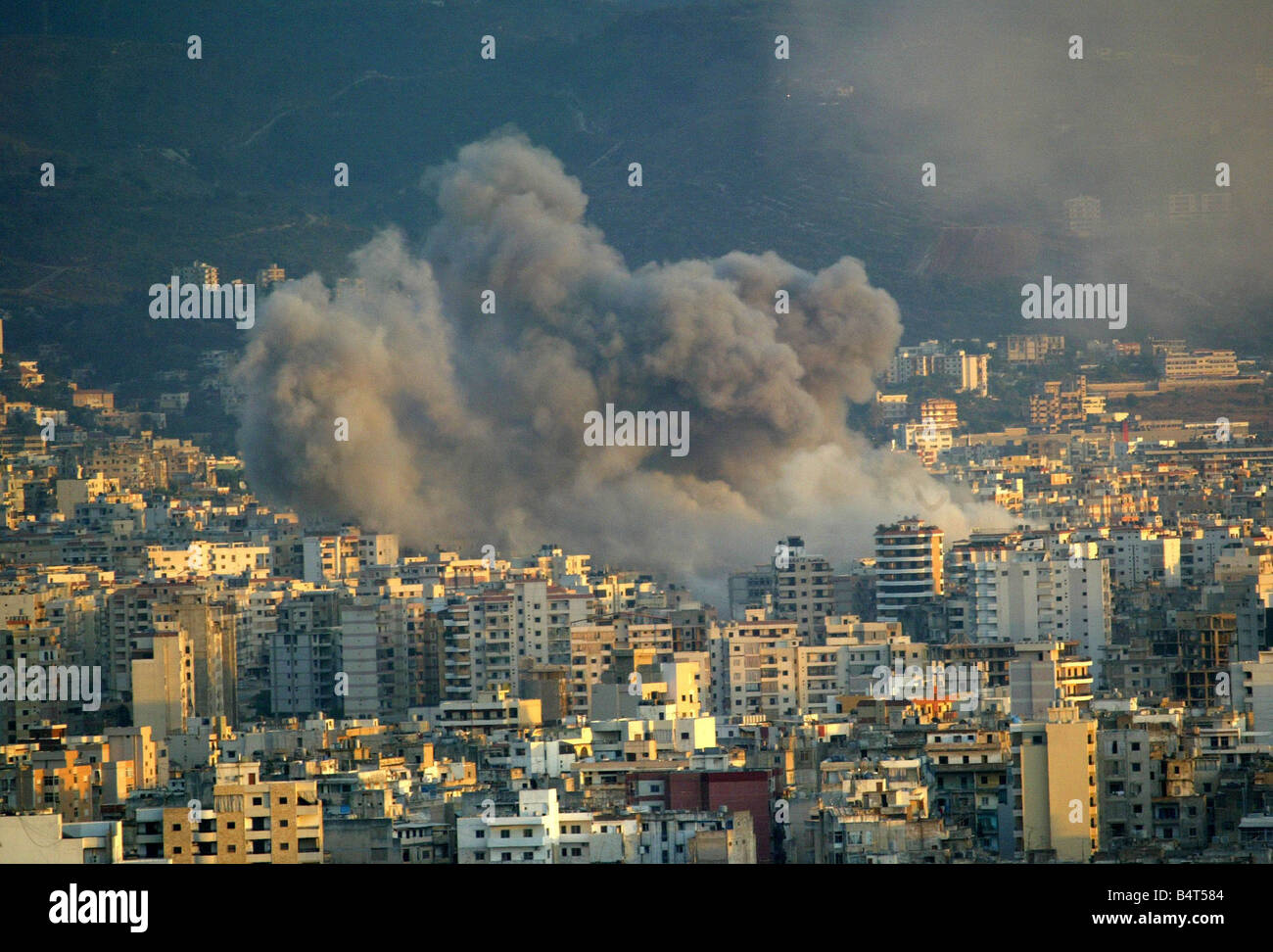 Beirut der Konflikt zwischen Israel und der Hisbollah Kräfte zeigt keine Anzeichen wie Rauch steigt über die Skyline von Beirut nach einem anderen Angriff durch die israelischen Streitkräfte, die Baroness Emma Nicholson im südlichen Beirut kurz vor dem Angriff August 2006 gewesen zu stoppen Stockfoto