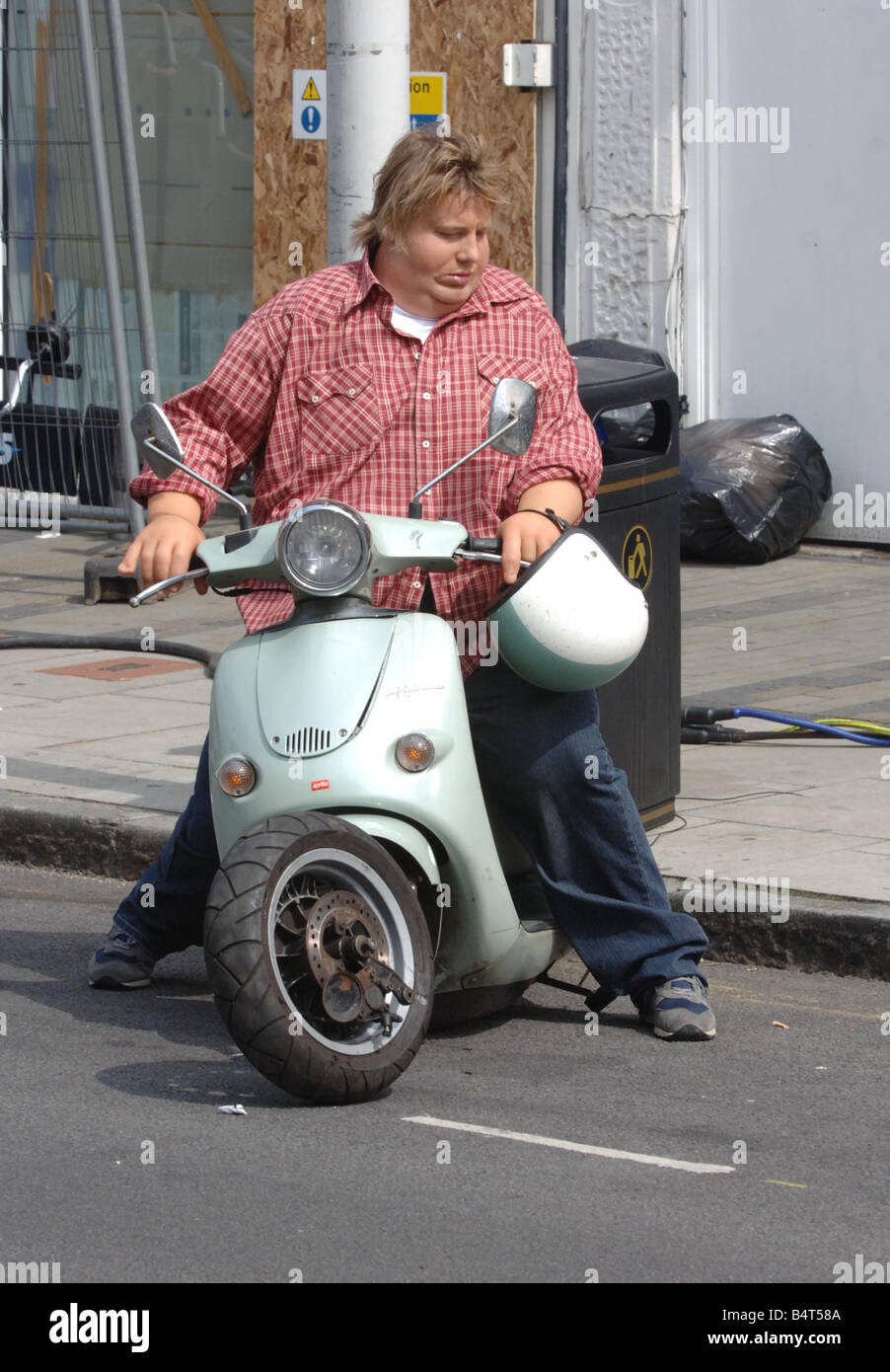 Jamie Oliver Fernsehkoch Fett Anzug zeichnet eine Vorschau auf die neue Serie von zurück zu Schule Abendessen in Peckham South East London August 2006 Stockfoto