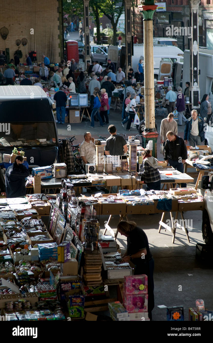 Marktfahrer und Schnäppchenjäger Einkaufen in Prestons alte Markthalle Lancashire, nördlichen England UK Stockfoto