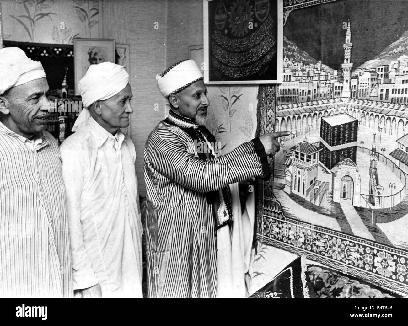 Herr Saleh Hassen Loudon Square zeigt eine Tapisserie der Kaaba Mekka an zwei Mitglieder der Partei, die eine erneute verlassen Cardiff eine sechswöchige Pilgerfahrt in Mekka sie sind Mohamed Kaged von South William Street und Zentrum Mohamed Naid Pomeroy Straße 12. Januar 1971 verlassen Stockfoto
