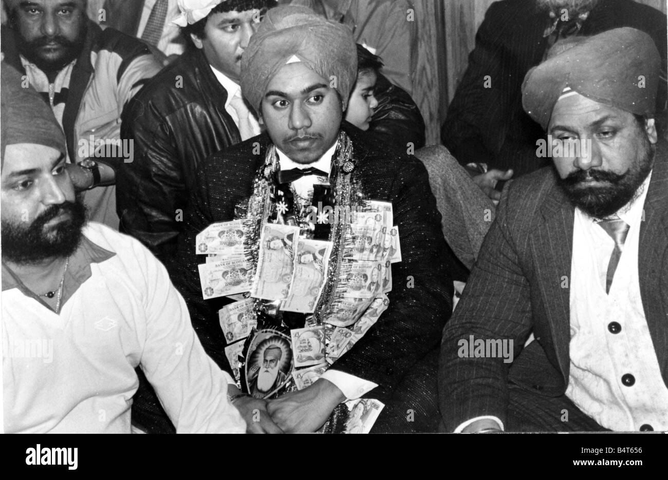 Ein Service für 18 jährige Jaspal Singh feiert seine Verlobung gaben Geld von anderen Gläubigen bilden einen Kranz um den Hals 17. Februar 1988 Stockfoto