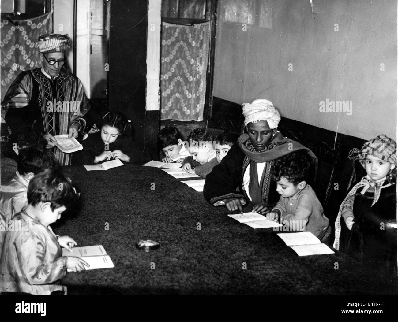 In einem kleinen Raum sind eine Gruppe von Kindern das Alphabet Arabiens mit dem Koran lernen, wie ihre Lehrbuch das Bild mit seinem Abendkurs Sheikh Ahmed Hassan Elmi zeigt auf der linken Seite steht Herr Miope Nagi amtierende Präsidentin des Vereins 17. Dezember 1957 Stockfoto