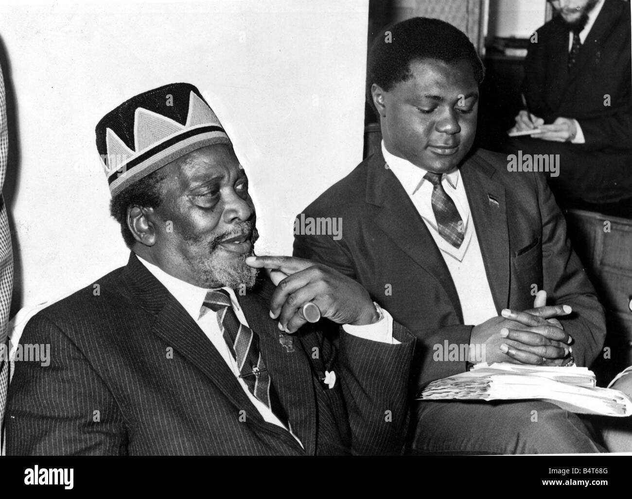 Kenia Jomo Kenyatta Beantwortung von Fragen bei einer Pressekonferenz am Cumberland Hotel hinter ist ihm Herr Tom Mboya Kenia Justizminister 23. September 1963 Stockfoto