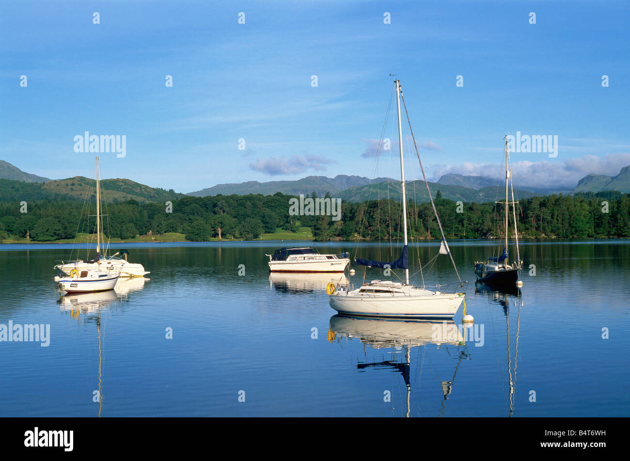 England, Cumbria, Seenplatte, Yachten auf See Windermere in Ambleside Stockfoto