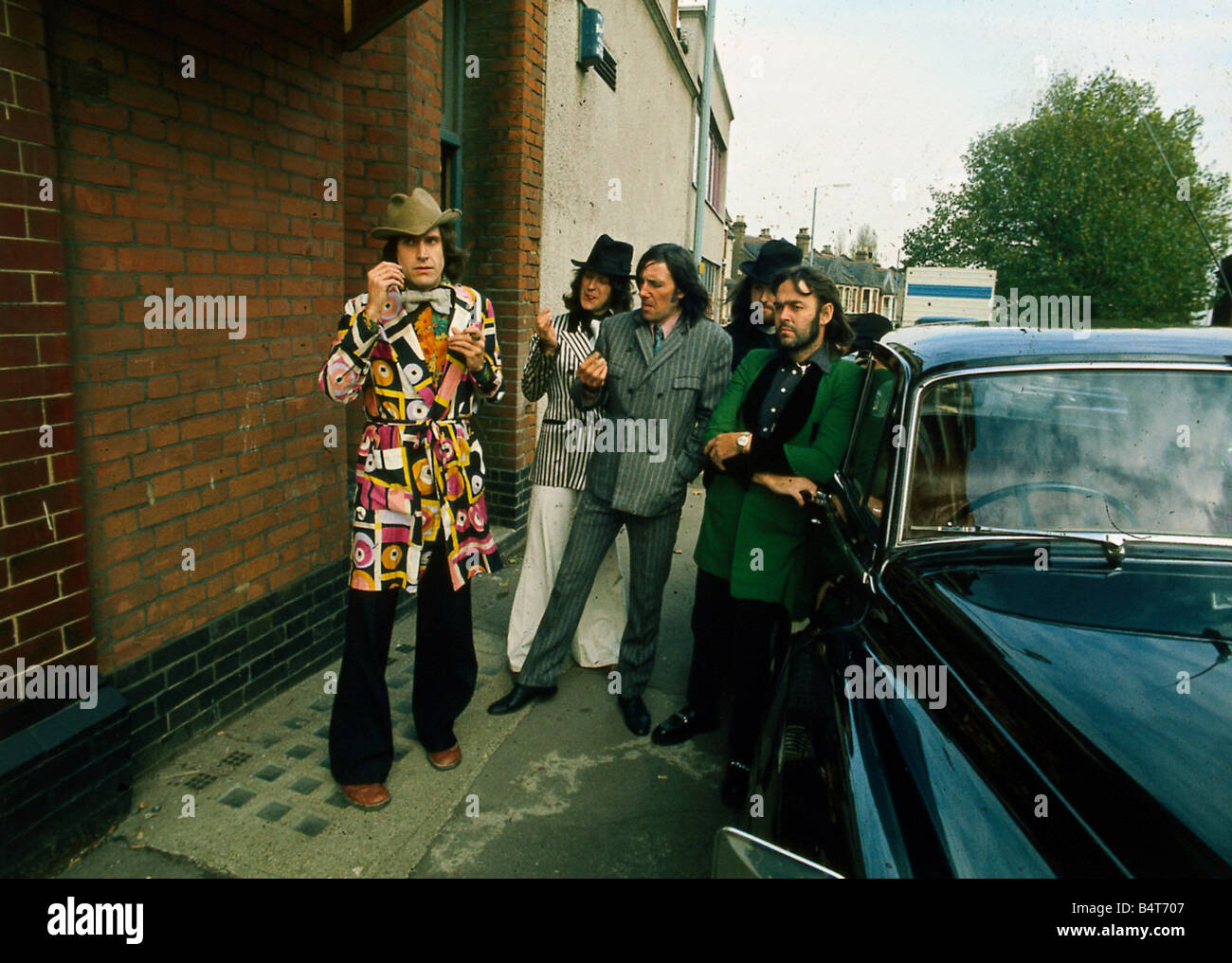 Die Knicke britische pop-Gruppe mit dem Sänger Ray Davies tragen einen psychodelischen März 1974 beschichten Stockfoto