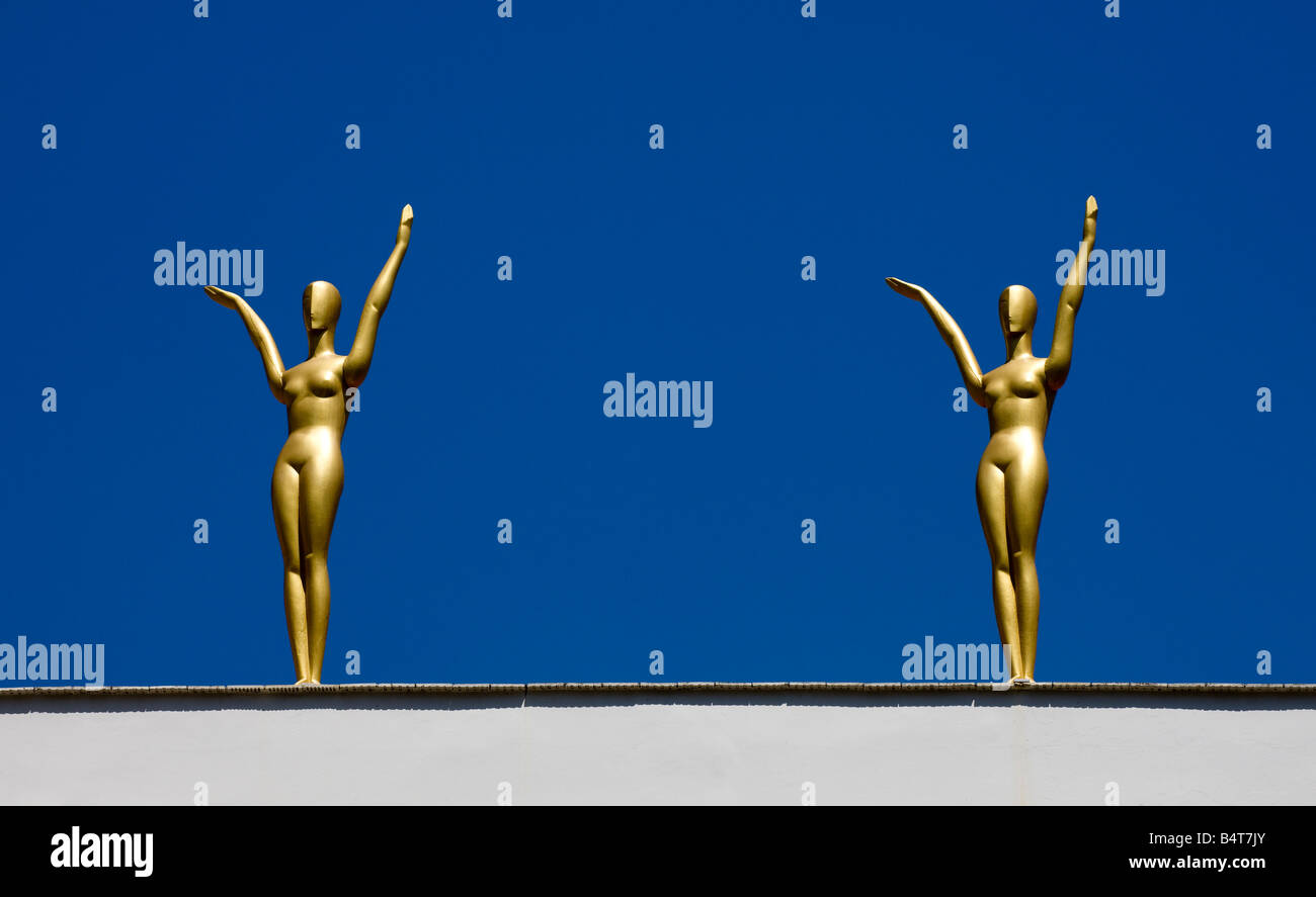 Zwei goldene Statuen auf dem Dach des Dalí-Museum in Figueras Katalonien Spanien Stockfoto