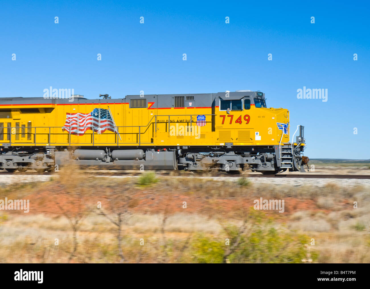 USA, New Mexiko, Route 66, in der Nähe von Newkirk, Union Pacific-Lokomotive Stockfoto
