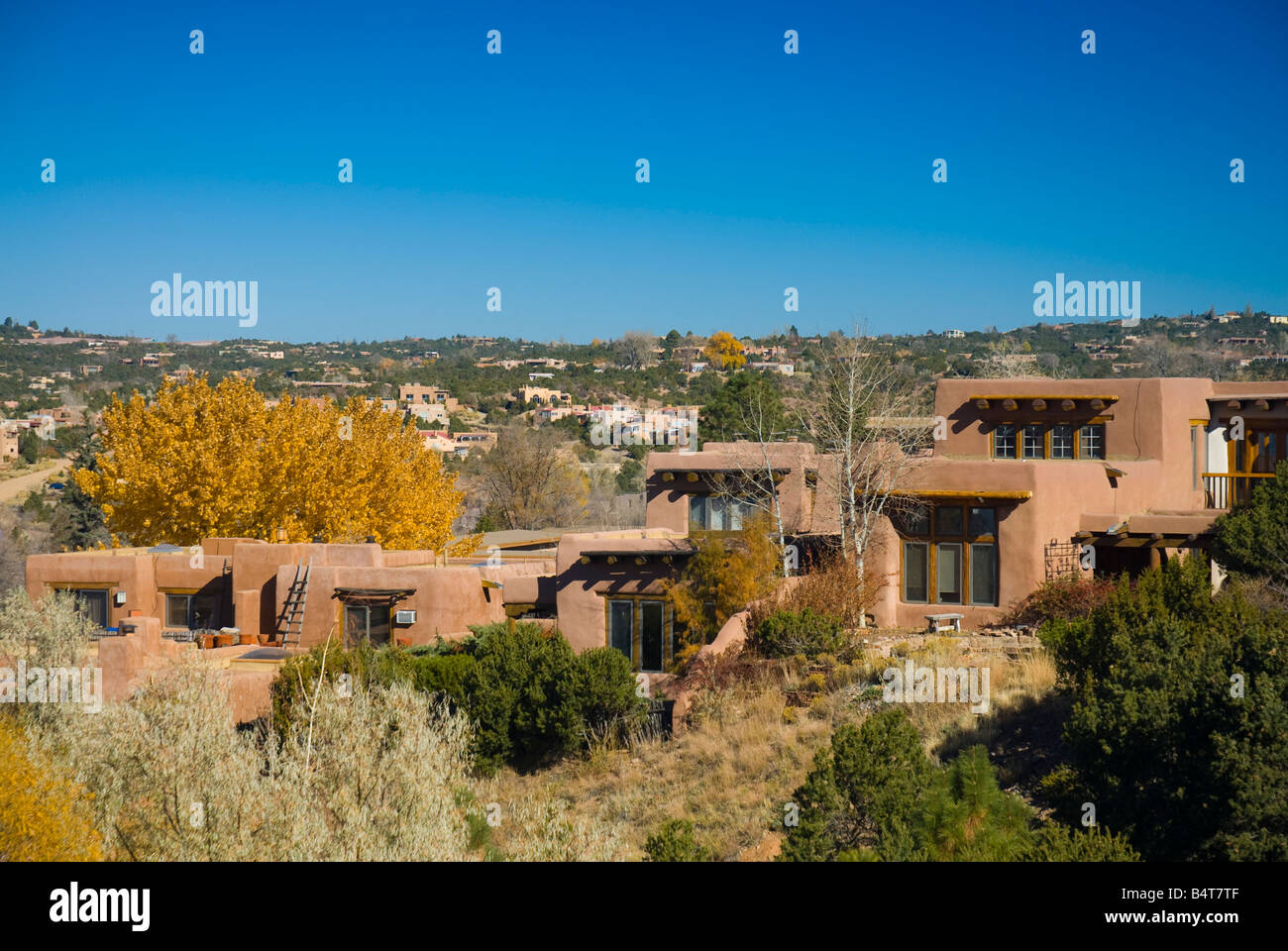 USA, New Mexico, Santa Fe, Häuser im Stil der traditionellen adobe Stockfoto