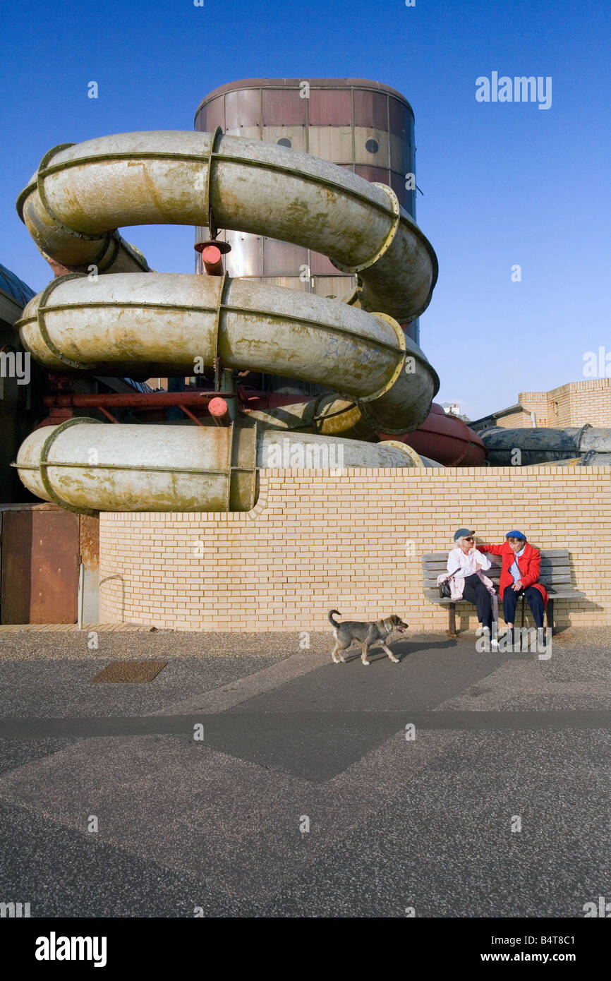 Hove Swimmingpool und zwei Frauen auf einer Bank Stockfoto