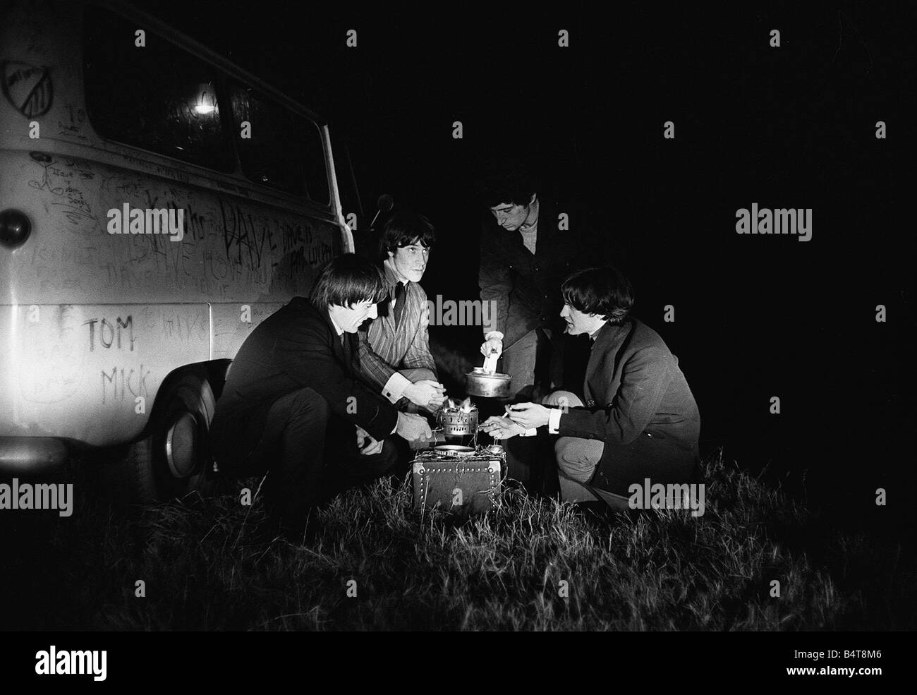 Die Kinks-pop-Gruppe September 1964 Ray Davies und Dave Davies, die Zubereitung von Tee auf einem Herd neben ihren Tourbus Stockfoto