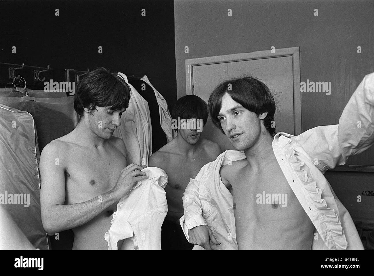 Ray Davies und Dave Davies von The Kinks-pop-Gruppe in ihrer Umkleidekabine vor einem Konzert September1964 Stockfoto
