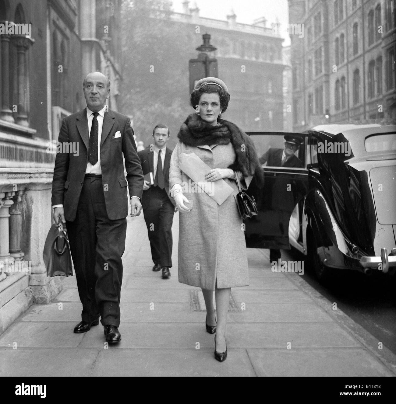 Die Herzogin von Argyll kommt bei Gericht für die Klage gegen ihre