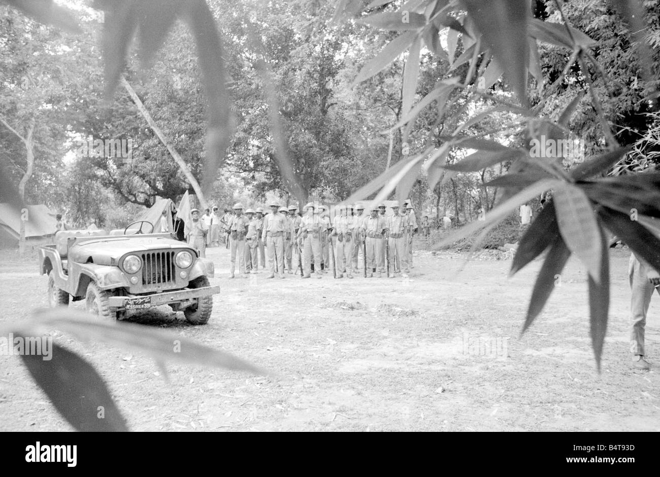 Ein großes Gebiet von Ost-Pakistan Gebiet ist unter der Kontrolle von Bangladesch Freiheitskämpfer. Diese Bilder wurden auf Patrouille mit einer operativen Einheit, deren Lager ist im Dschungel nur innerhalb der indischen Grenze.; O Ihr Bild zeigt: Truppen gehen auf Operationen wird vorbereitet Stockfoto