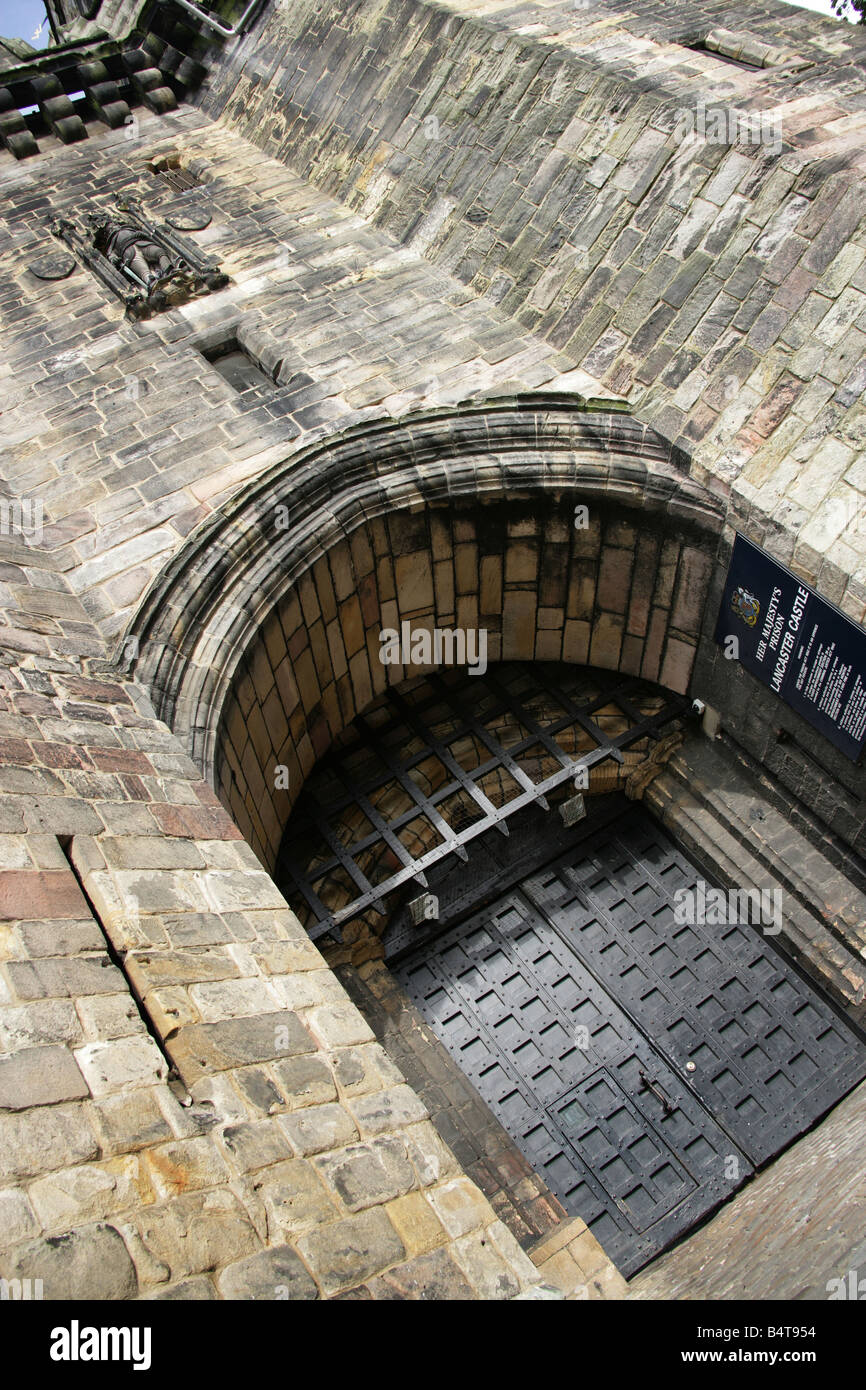 Stadt von Lancaster, England. Seitlicher Blick auf den Haupteingang zum HM Prison Lancaster Castle und Crown Court. Stockfoto